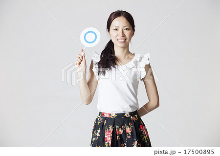 女性　指差し　ポーズ 17500895
