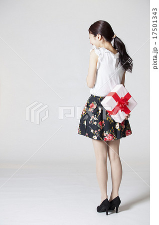 女性　プレゼント　告白 17501343