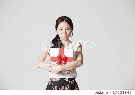 女性　プレゼント　告白 17501345