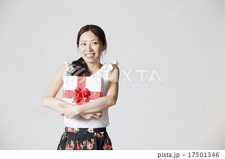 女性　プレゼント　告白 17501346