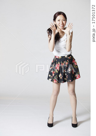 女性 指差し ポーズ 女性 指差し ポーズ 17501372