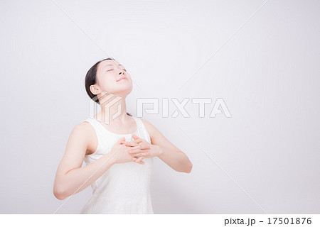 深呼吸　女性 17501876