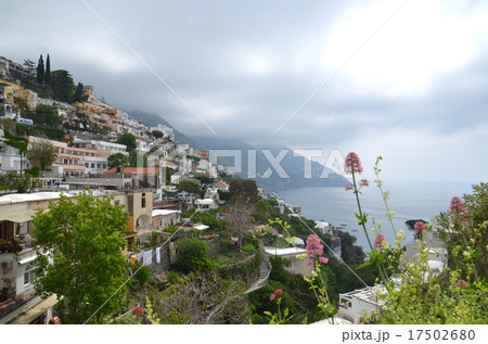 ヴィラや住宅が重なり合うポジターノの断崖 ヴィラや住宅が重なり合うポジターノの断崖 17502680