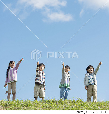 草原で空を見上げる小学生 草原で空を見上げる小学生 17505401