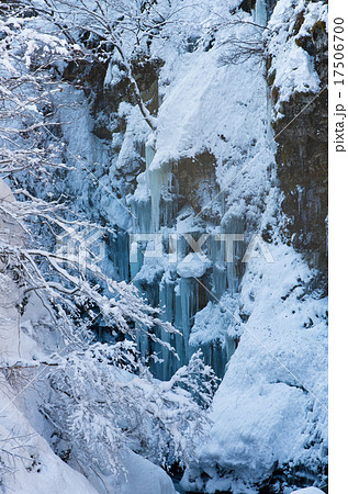 氷瀑となった四十八滝（新潟県湯沢町） 17506700
