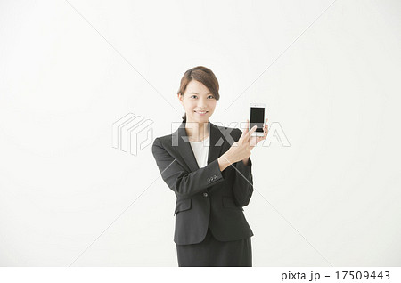 携帯電話を持つ女性（20代　スーツ） 17509443