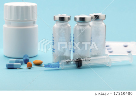 Colorful pills bottle and injection syringe Colorful pills bottle and injection syringe 17510480