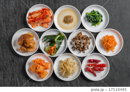 ポピュラーなキムチ　Kimchi of three kinds of Korean pickles 17510495