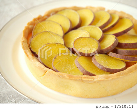 サツマイモとゴーダチーズのタルト　ホール　（横位置） 17510511