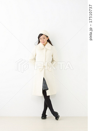 コートを着た若い女性 コートを着た若い女性 17510737