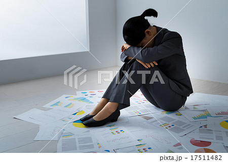 女性 疲労困憊 ブラック企業 疲れ 憂鬱 大量の資料 エンジニア Ol オフィスレディ 膝を抱えるの写真素材
