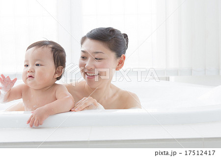 mother and child 　11 months old 17512417