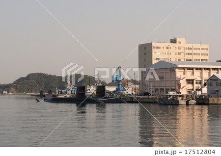 朝日を浴びる横須賀の潜水艦 朝日を浴びる横須賀の潜水艦 17512804