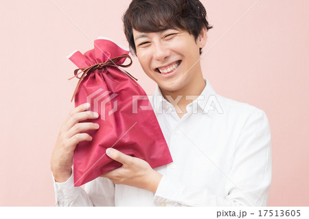 男性　笑顔　プレゼント 17513605