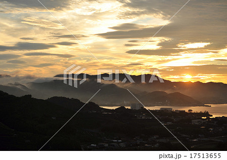 日の出の猪鼻湖 17513655