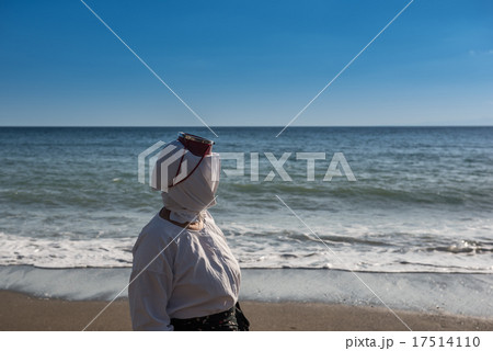 海を眺める志摩の海女さん 海を眺める志摩の海女さん 17514110
