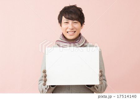 男性　笑顔　冬 17514140