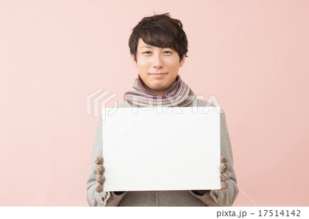 男性　笑顔　冬 17514142