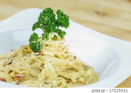 Spaghetti Cabonara with creamy sauce on wooden table Spaghetti Cabonara with creamy sauce on wooden table 17515421