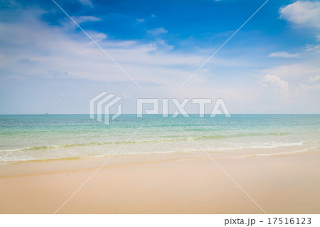 Blue sea and sky 17516123
