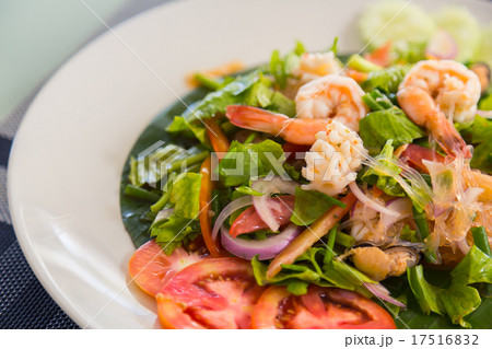 Spicy noodles with shrimp and vegetables Spicy noodles with shrimp and vegetables 17516832