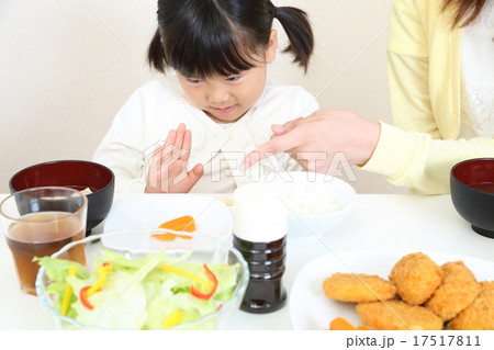 好き嫌いをする子供 17517811