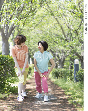 ストレッチをする母と娘 ストレッチをする母と娘 17517860