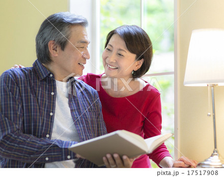 日本人のシニア夫婦 日本人のシニア夫婦 17517908