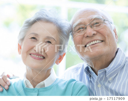 寄り添うシニア夫婦 寄り添うシニア夫婦 17517909
