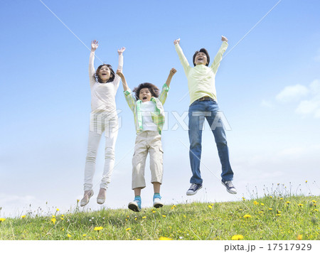 ジャンプする家族 17517929