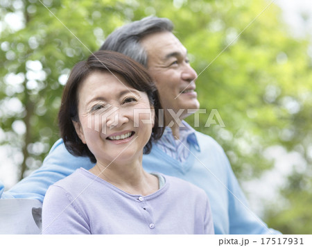 日本人のシニア夫婦 17517931