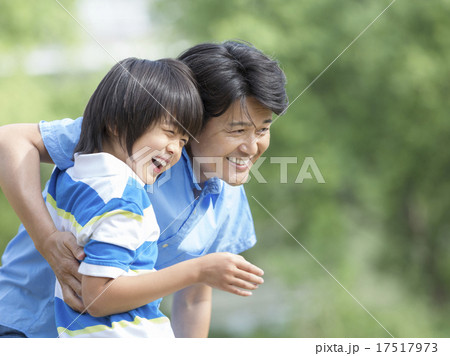 笑顔の父と子 17517973