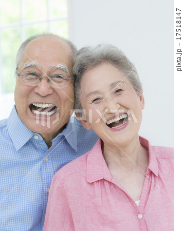 寄り添うシニア夫婦 寄り添うシニア夫婦 17518147