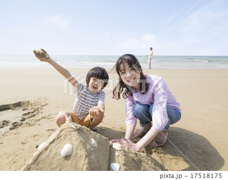 浜辺で砂遊びをする家族 17518175