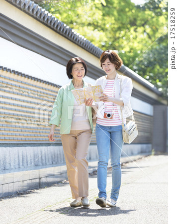 地図を見ながら歩く母と娘 17518259