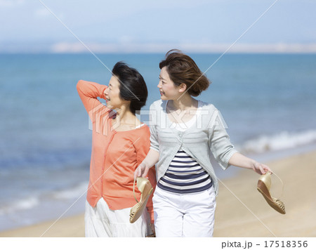海辺を歩く母と娘 17518356