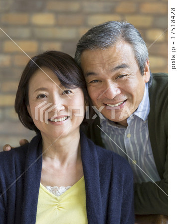 日本人のシニア夫婦 17518428
