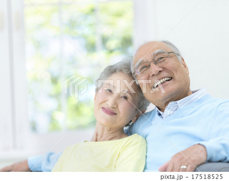 寄り添うシニア夫婦 17518525
