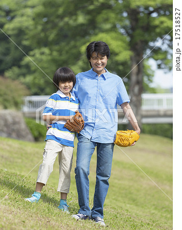 笑顔の親子 17518527