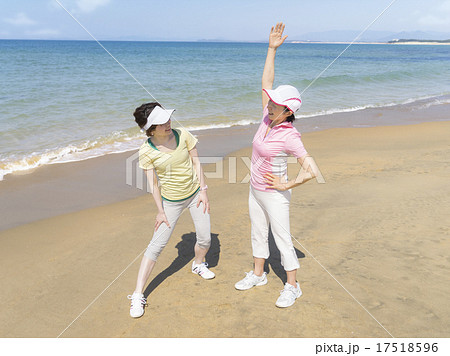 海辺でストレッチをする母と娘 17518596