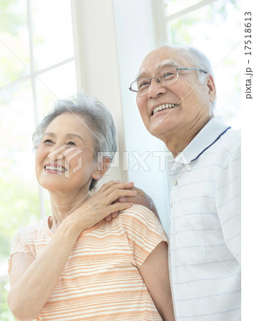 寄り添うシニア夫婦 17518613