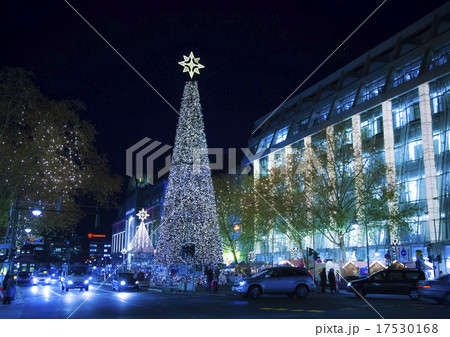 ドイツ ベルリンのクーダムエリアのクリスマスシーズンの夜景とクリスマスツリーの写真素材