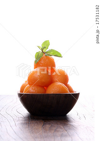 Organic cantaloupe melon in wooden bowl isolated 17531182