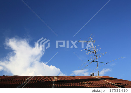 analog tv antenna on roof with blue sky background analog tv antenna on roof with blue sky background 17531410