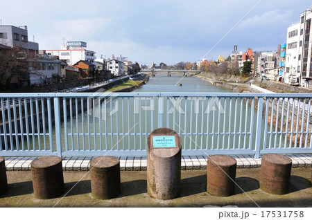 石川県金沢市　登録有形文化財の犀川大橋から犀川を望む 17531758