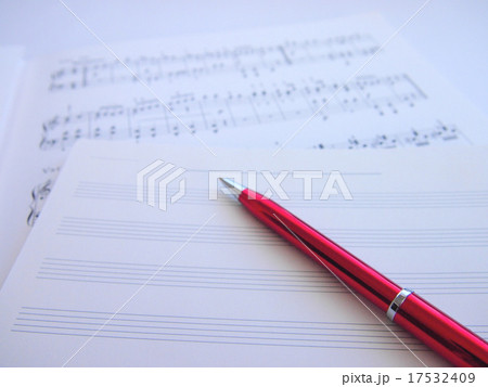 楽譜とボールペン 17532409