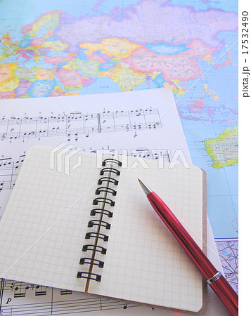 楽譜と世界地図 17532490
