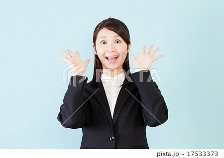 ビジネスウーマン　びっくり　驚く　笑顔 17533373