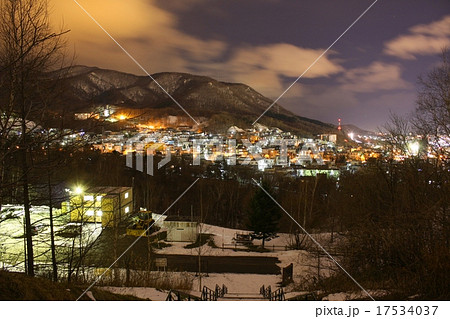 西区の高台から見た札幌の冬夜景 手稲区山麓の住宅街 の写真素材