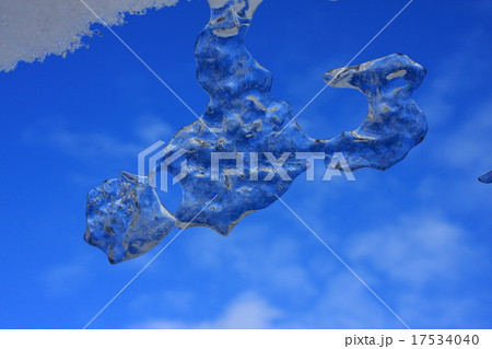 空に浮かぶ氷の島 17534040